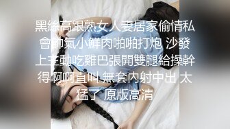 偷拍粉嫩的妹子尿尿 这是在浇花呀