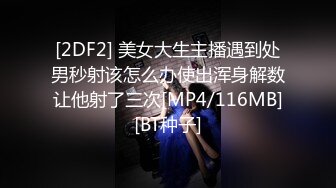 牛仔裤时尚小美女，清爽的吊带衣，偷窥她上厕所，小肥阴唇 可以~