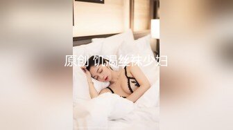 妖艳的美少妇，看着剧情片自慰，再啪啪直到内射