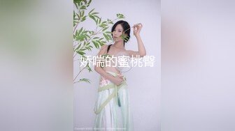 大奶美女 菊花塞着肛塞被大肉棒无套后入