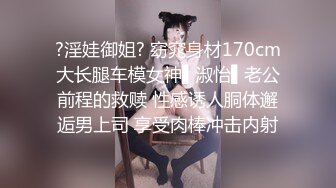 两个风骚少妇的诱惑，全程露脸跟狼友互动撩骚，揉奶玩逼自慰呻吟，淫水都能拉丝了，特写展示