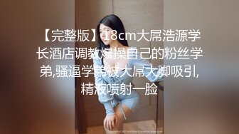 性感内衣的热红发女孩骑着公鸡和甜蜜的呻吟