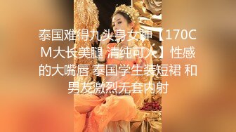 一个戴眼镜的漂亮婴儿，抽搐着吞咽着精液。