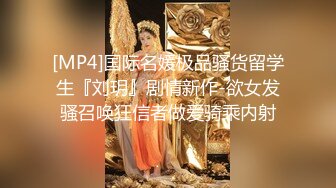 商场女厕全景偷拍一直玩手机的眼镜妹 光滑饱满的小穴 一条细长的水缝