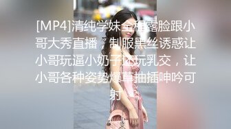 风景区女厕全景偷拍多位美女少妇前来献B (2)