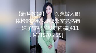 三个19超嫩妹妹，4P激情大战名场面，一人一个怼入嫩穴，尽情输出小穴好紧，还有个妹妹在旁边，展示嫩穴