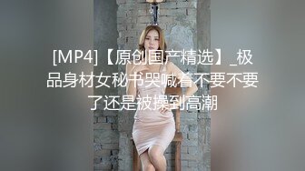 邻家极品小女人白丝情趣诱惑全程露脸跟狼友撩骚互动，颜值很高微胖极品，道具抽插骚穴，后入爆菊花精彩刺激