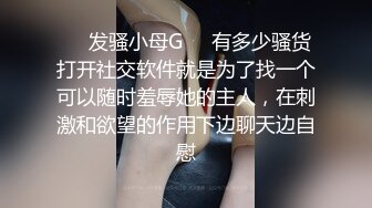 女友霸占电脑玩游戏，无聊只能玩她的奶子了