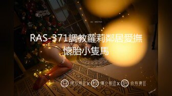 @140竖屏-同事小红镜子前