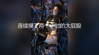 金发漂亮女郎看小电影用超长道具插自己菊花正好和闺蜜一起玩插肛插嘴