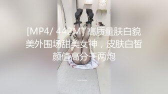 合租房冒死门缝偷窥对门的少妇洗澡换衣服