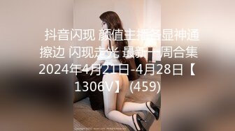 奶茶店女厕白短衫牛仔裤清秀小妹,两片红嫩的微毛鸡冠唇真想蹭蹭