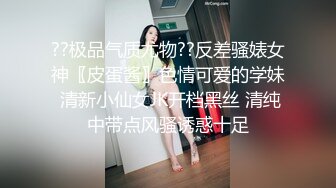 言听计从的少妇，白白嫩嫩的双脚足交，骚逼坐上来，就开始饥渴的吞噬鸡巴 爽！