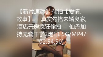 笑起来甜美短发气质美女性感美臀卫生间自慰，情趣装开档丝袜菊花肛塞，坐在马桶上近距离特写扣逼，掰穴玻璃棒抽插