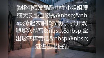 平时高傲霸气的女神跪着站在镜子面前，被强制摁住吃大鸡巴。反胃好几次，受不了还被男的往死里玩!