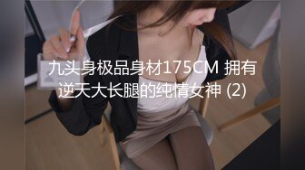 清纯苗条的学生妹和男友开房，妹子是个性冷淡的动物，任凭男友这么操也不吭声，射完继续刷抖音