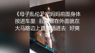 网吧老板儿子勾搭前台收银员小姐姐,深夜在网吧电脑桌上啪啪,表情十分诱人