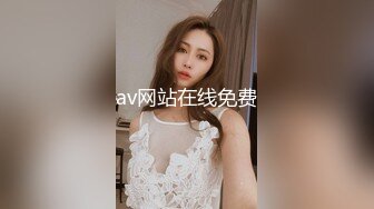 背着婊妹勾引她性感的闺蜜，婊妹在睡觉对闺蜜不断撩骚挑拨强硬扒光，大鸡巴直接上打着灯草给狼友看精彩刺激