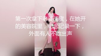 小仙女713长相甜美妹子穿肚兜居家单人自慰诱惑，掰穴自摸阴蒂翘起屁股扭动浴室洗澡