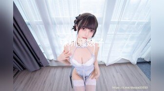 邪恶三人组下药迷翻公司的美女同事带回酒店各种姿势玩4P（续） (8)