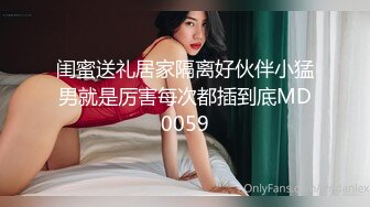 露脸少妇，趴在沙发上给口活，技术不错