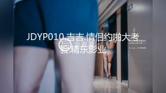 绿奴的小鸡巴被绿主和老婆用脚轮流玩弄