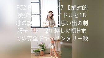 时尚牛仔裤女孩进屋就脱光上衣露出弹性美乳迫不及待吃JJ深喉兴奋在激情啪啪口爆