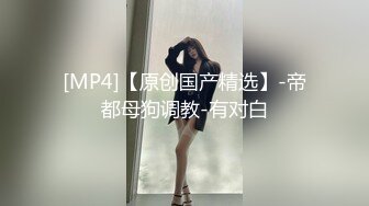 科技都蹲守白色长裙美女皮肤白皙阴毛乌黑,两片肉唇夹着细小的逼洞