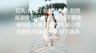 很哇塞的小美女，浑身充满粉嫩的气息，年轻酮体很是诱人，跟狼友互动撩骚，揉奶玩逼尿尿给狼友看，不要错过