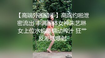 花裙小少妇和家人一起逛公园，这么短的裙子也不打底很有良心薄丝性感蕾丝透明粉N包裹肥臀