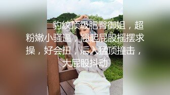 《极品CP魔手外购》商场女厕近景镜头先拍脸再拍逼，各种年轻美女小姐姐小少妇方便，大屁股潮妹透明内裤简直太骚了 (11)