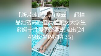 牛仔裤时尚小美女，清爽的吊带衣，偷窥她上厕所，小肥阴唇 可以~