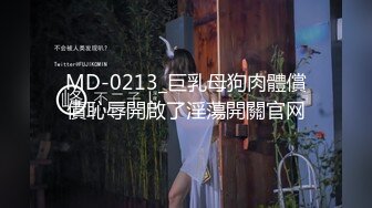 红色吊带包臀裙的美女逛夜市 岔开腿被抄底粉色内裤紧紧包裹勒出深深的逼缝隙中间湿了侧面还露毛