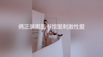 黑客破解家庭网络摄像头偷拍老夫嫩妻在家里客厅做爱突然来了个女的坐在一边感觉她们三人关系有点特别