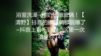 素颜都很美的超级清纯小美女，和小鲜肉男友沙发上啪啪，女神趴着让男友后入，男友小弟弟太短了总是滑出来