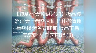 无毛肥穴18超嫩萝莉萌妹居家自慰，撩起小背心露贫乳，道具假屌插嘴舔弄，白色丝袜张开双腿揉穴，翘起屁股假屌后入