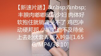 顶级美腿大学生兼职外围清纯眼镜美女，外表纯纯却骚的很，坐在身上各种摸，吸吮大屌妹子很享受，骑乘抱着屁股猛顶