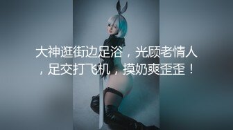 唱歌唱的正嗨服務生亂入竟誘惑服務生一起加入荒唐女大生的性愛KTV淫亂趴