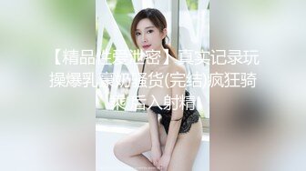 露脸轻熟女先道具插穴手撸假阳具，黄瓜自慰插穴，白浆好多骚的很