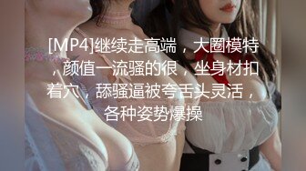 午夜寻花约了个大波浪妹子，洗完澡沙发舔奶调情口交，近距离拍摄床上骑乘后人猛操