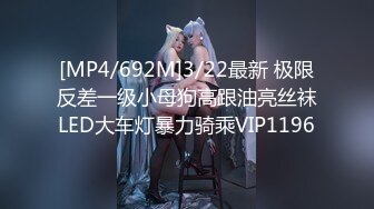 《魔手外购极品CP》快餐店女厕定点全景偸拍络绎不绝的小姐姐方便，几款阴毛挺性感，小美女抠逼闻闻味儿 (9)