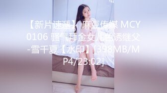 沙发上出轨女被疯狂发泄，前后夹击疯狂啪啪