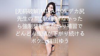 邊看美劇邊享受性感女友的口活服務 豐滿身材十分誘