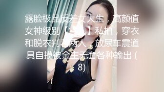 逼逼没长几根毛毛的辫子女主播拿着自拍杆和男友啪啪