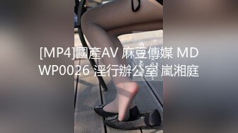 小哥哥双飞两个颜值婊子美少妇，情趣椅子加持女上位享受人间极乐，后入这个大屁股