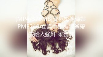 一脸呆萌18双马尾小萝莉，娇小身材白嫩贫乳，撩起睡衣扭动屁股