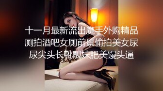 长腿美足女神穿上丝袜给男友足交然后撕开丝袜给大肉棒上下摩擦，绝对精彩