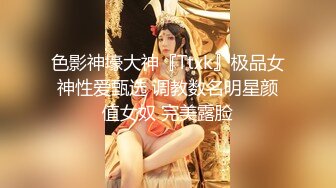 人妖系列之古铜色极品身材人妖跪在地上闭着眼睛享受尿液射嘴里不知道啥味道最后在被操不一样的刺激