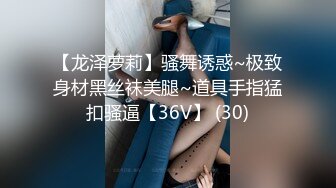 广东绿帽看着单男跟老婆做爱，身临其境。