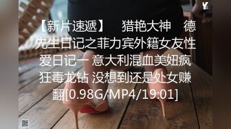 调教淫荡骚女友，全程露脸白丝情趣扒光了吃那玩逼